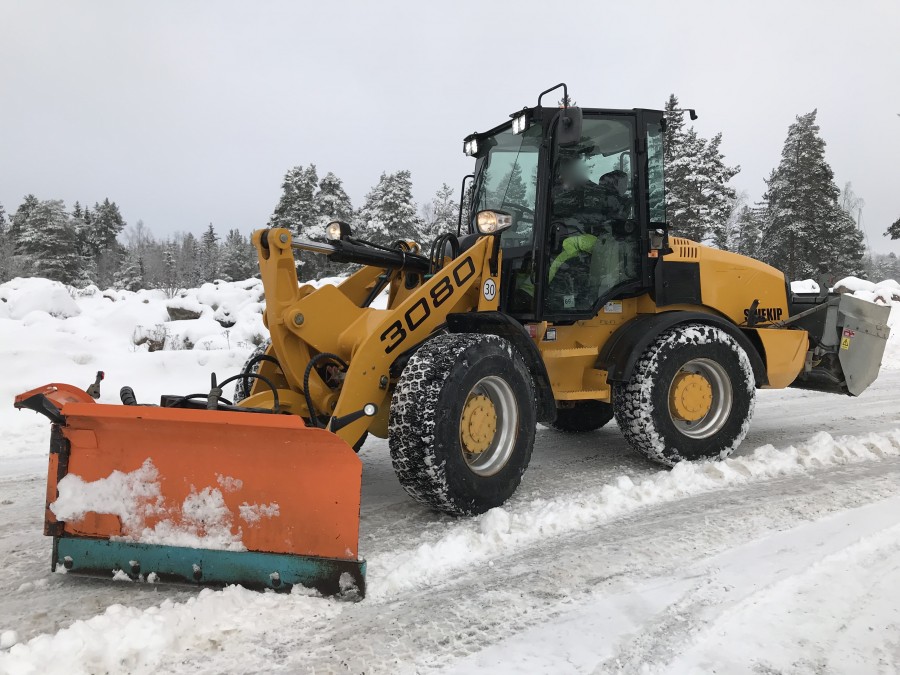 Lastmaskin med vikplog och sandspridare