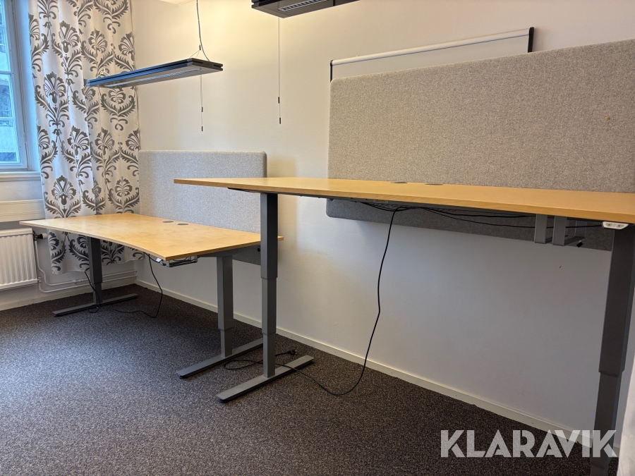 Skrivbord höj och sänkbart Kinnarps 3st inkl hyllor 2st