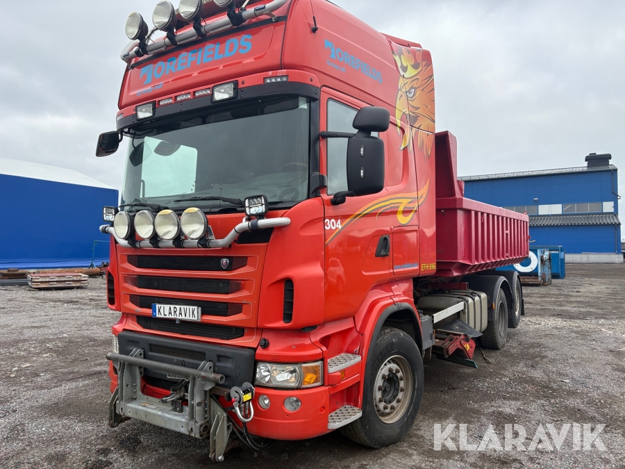 Fullt plogutrustad flakbil Scania LB81S