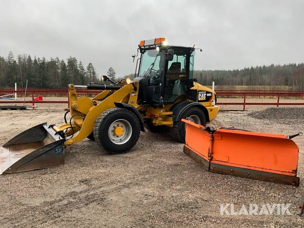 Hjullastare CAT 908H2 Vikplog, Sandspridare och redskap