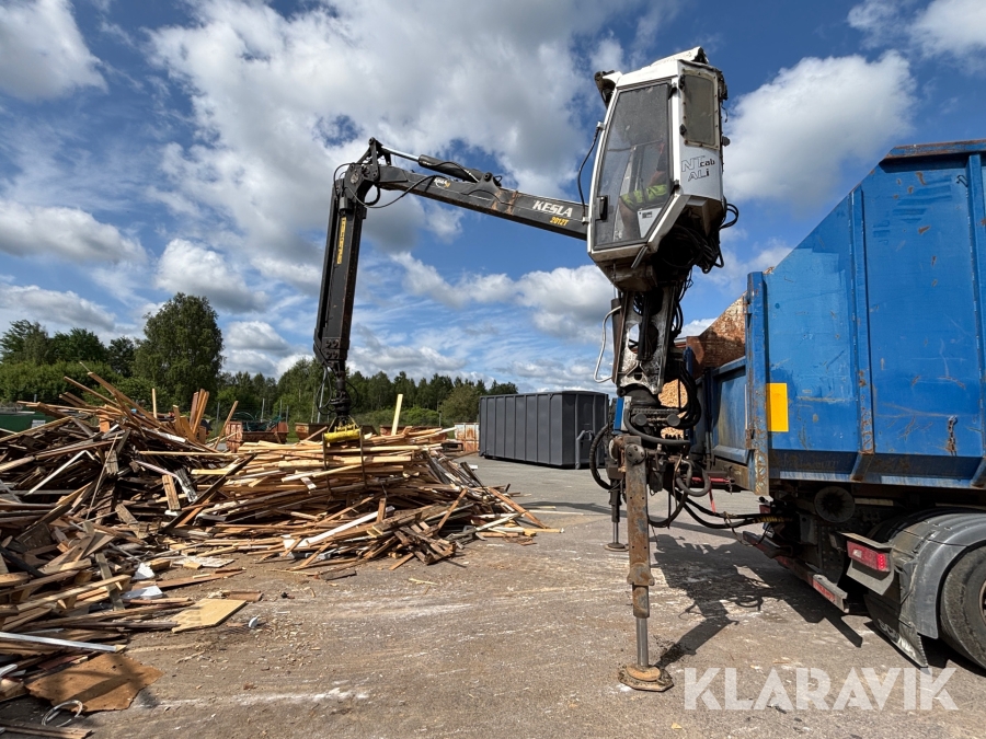 Lastväxlarflak med timmerkran