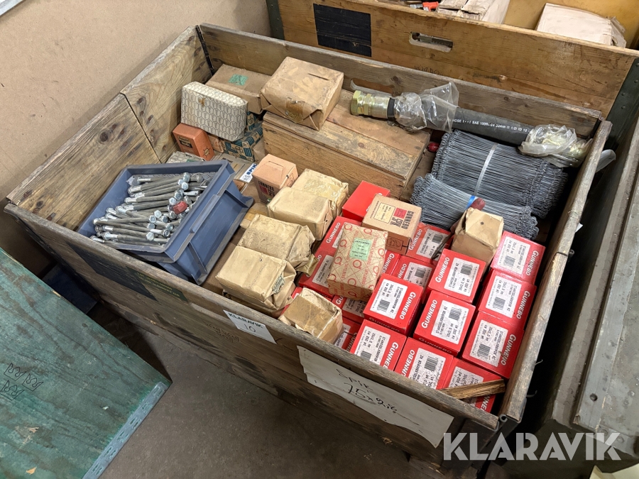 Pall med skruv, bult & stängselkrampor 1st pall
