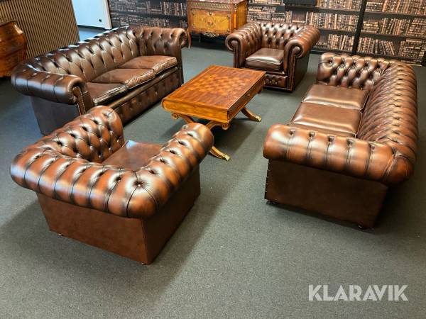 Soffgrupp Chapel Milano Chesterfield läder, Milano MidBrown, inklusive bord