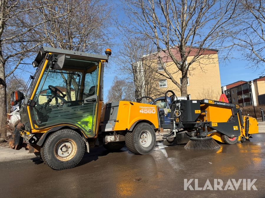 Redskapsbärare Belos Trans Pro 4560 med sopmaskin, vikplog och sandspridare