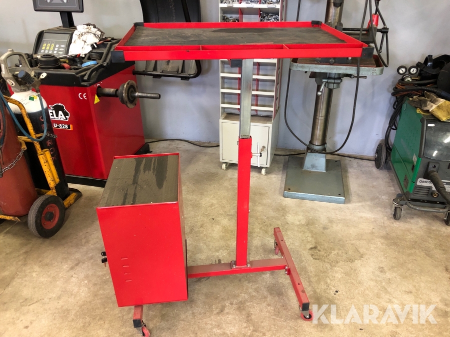 Avlastnigsbord med skåp  Pela  