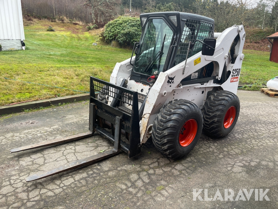 Redskapsbärare Bobcat S250 med pallgafflar & 2 skopor