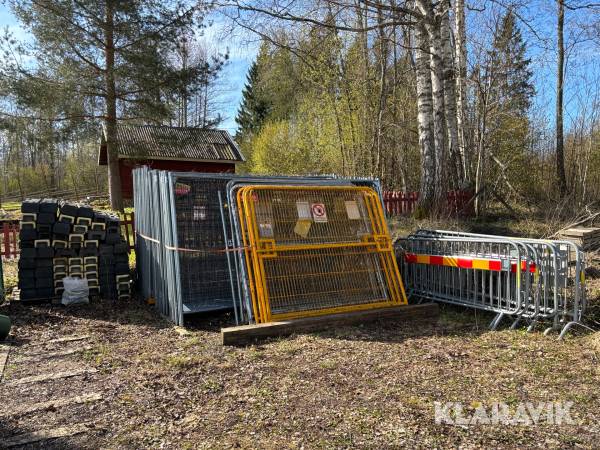 Byggstaket med fötter samt kravallstaket