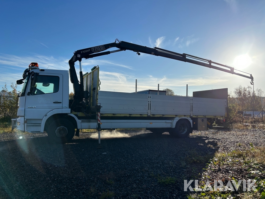 Brädgårdsbil Mercedes-Benz Atego med kran, flak med bakgavellyft