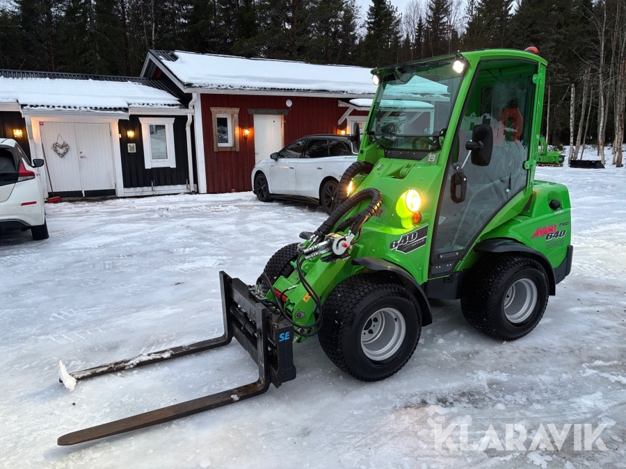 Kompaktlastare Avant 640 Optidrive med flera redskap