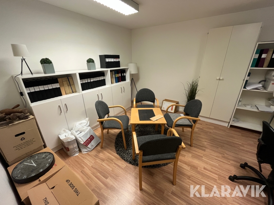 Kontorsmöbler, skåp och skrivbord med mera