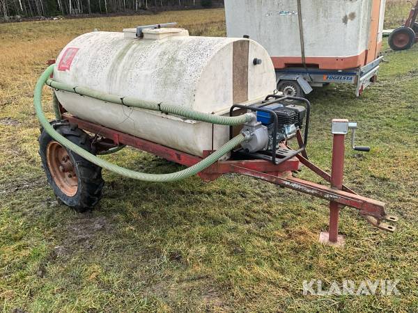 Bogserad vattentank med bensindriven pump 1500liter