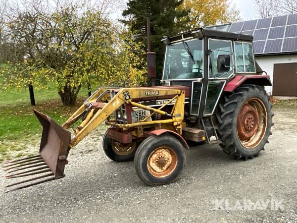 Traktor International 584 med frontlastare