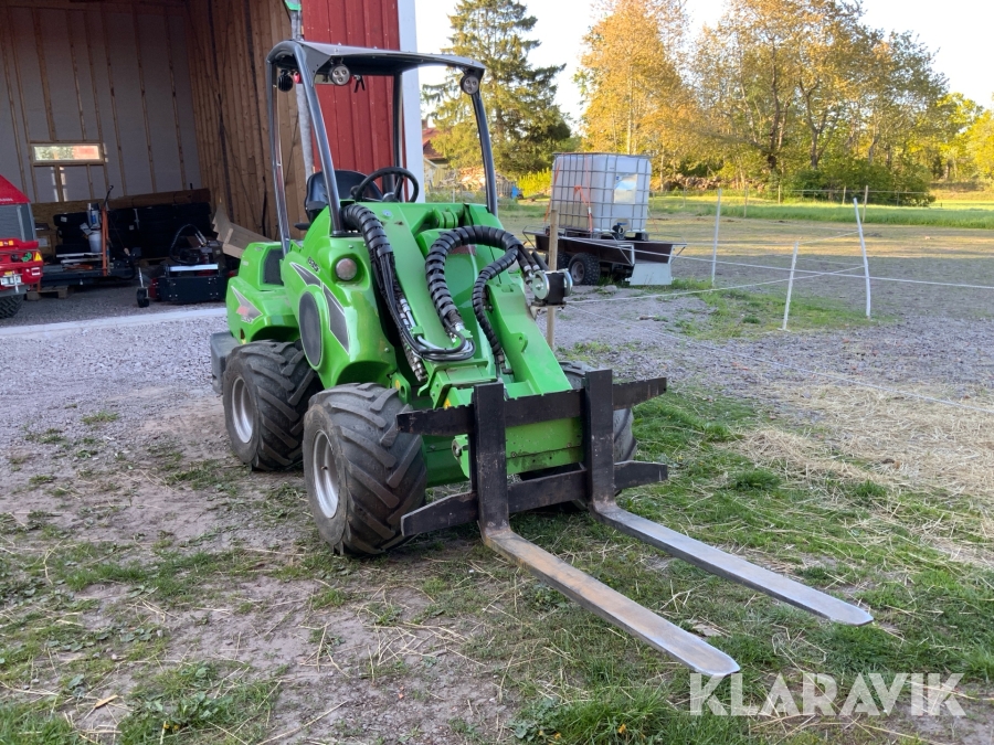 Kompaktlastare Avant 635i med gafflar och skopa