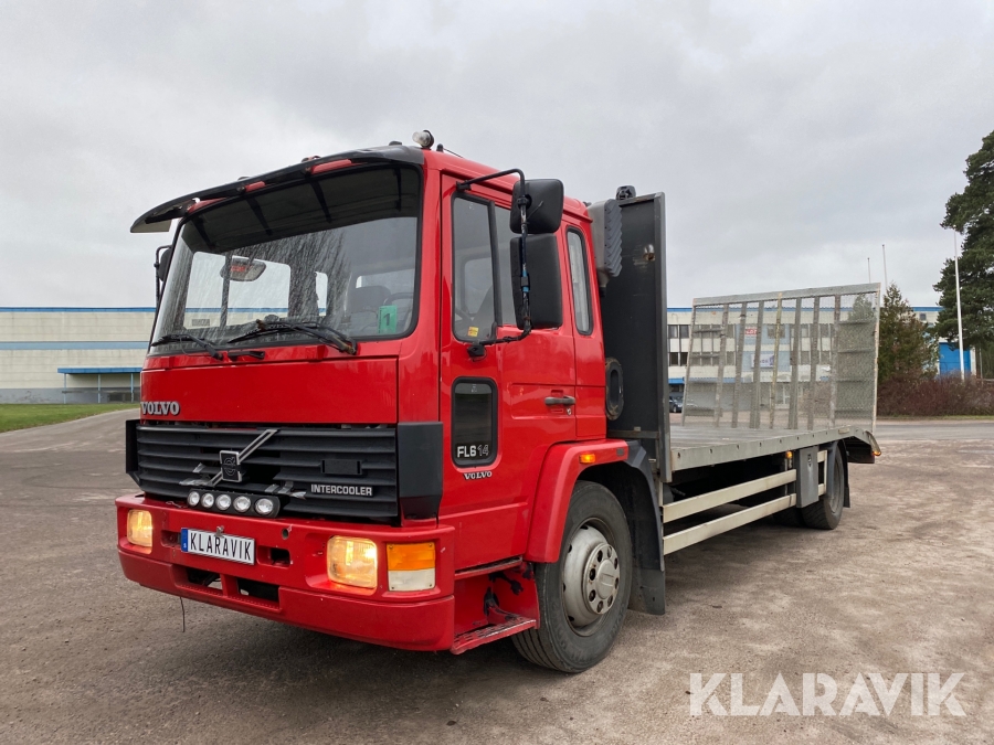 Lastbil Volvo FL614 med maskinflak