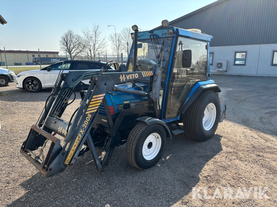Redskapsbärare Iseki 538 med frontlastare och många redskap