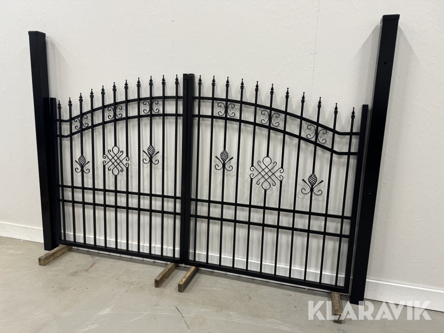 Motorstyrd Smidesgrind Staketgrossisten Årjäng 300x175 med automation och grindstolpar ( NY )