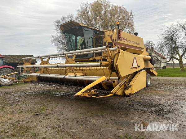 Tröska New Holland TF 44 med skärbords vagn