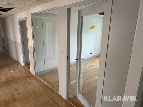 Glasparti med dörr
