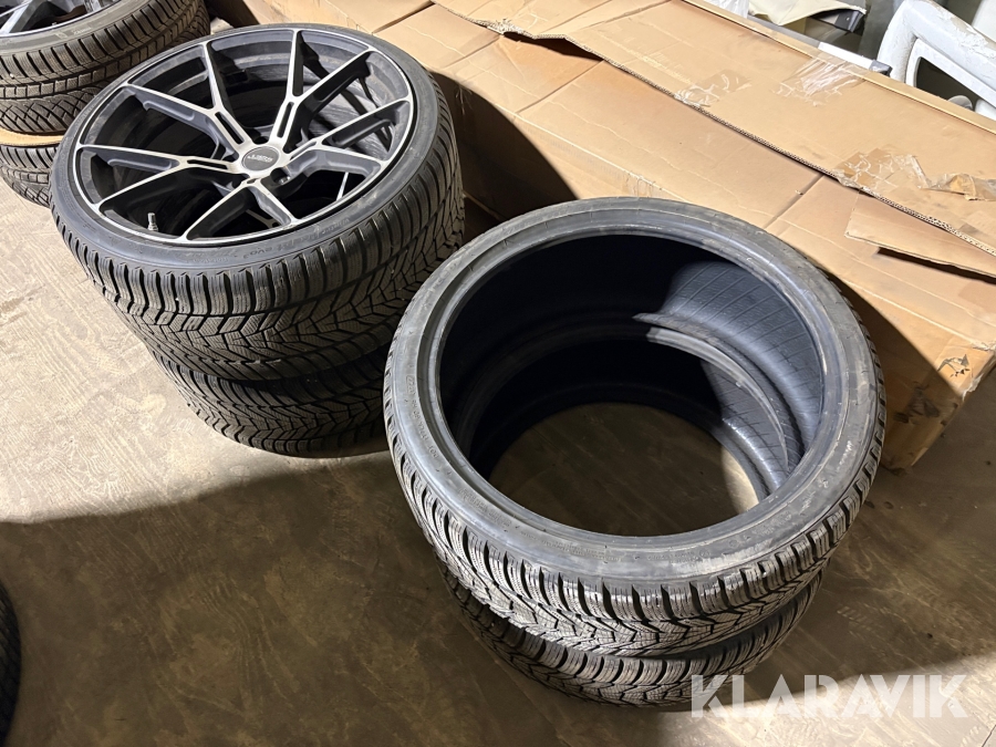 Däck och 2 fälgar Hankook 245/35R20 95W