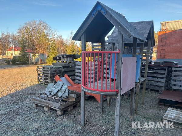 Lekställning med rutschkana och klätterställning