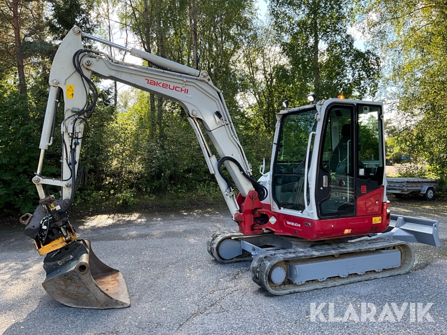 Grävmaskin Takeuchi TB260 med redskap och nya larver