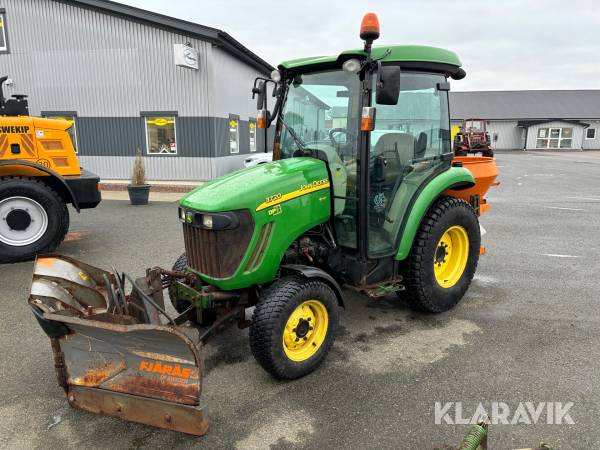 Kompakttraktor John Deere 3720 e-Hydro med saltspridare och vikplog