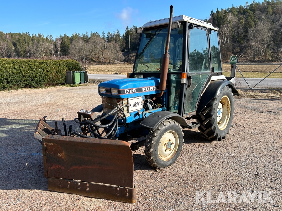 Traktor Ford 1720 , med vikplog & sandspridare