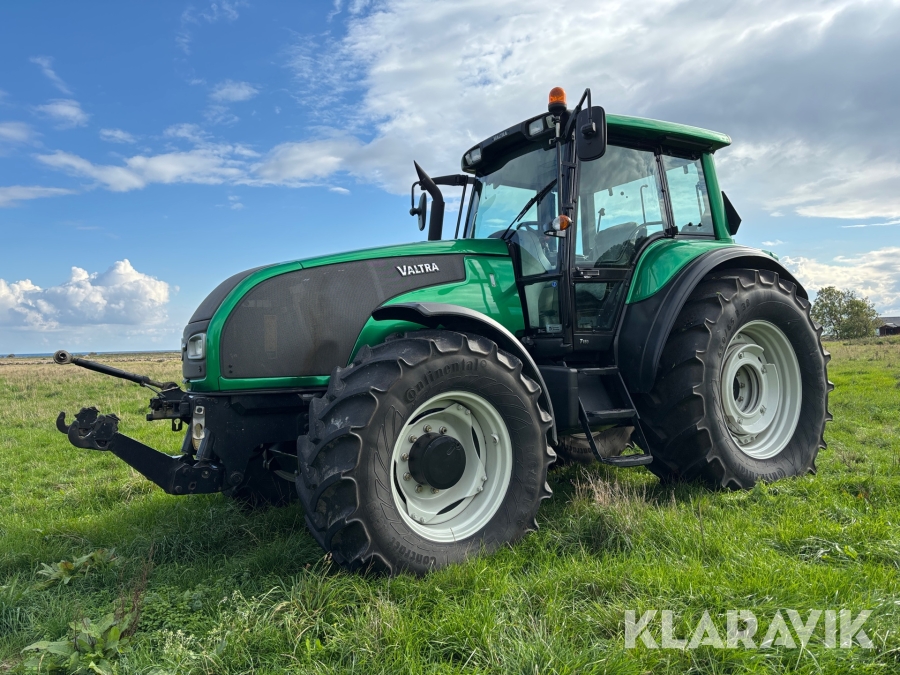 Traktor Valtra T150 med frontlyft