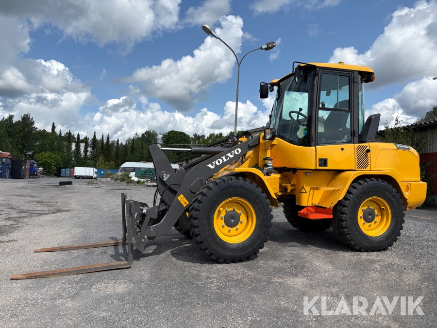 Hjullastare Volvo L30G med skopa och gafflar