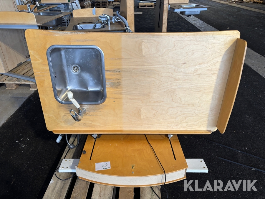 Eldrivet skötbord med tvättho Jeltec 1st