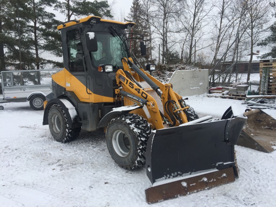 Hjullastare med vikplog och planerskopa