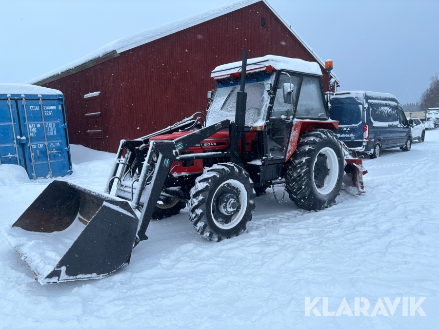 Traktor Zetor 6045 med snöslunga