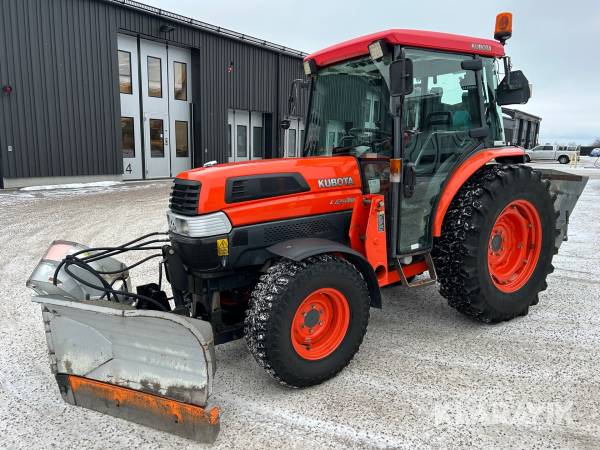 Traktor Kubota L5030 med lastare, vikplog och sandspridare