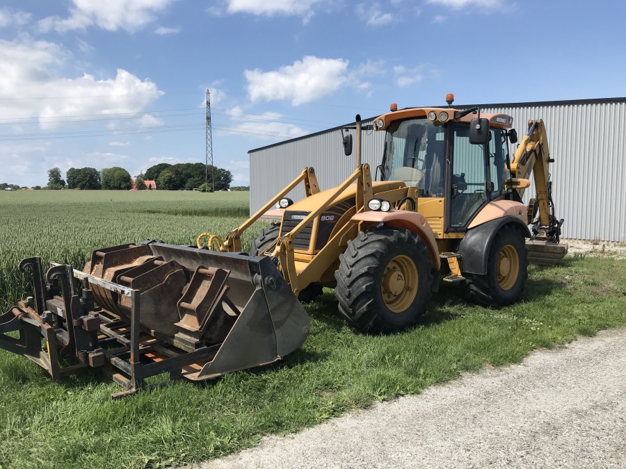 Grävlastare Hydrema 906 D med många tillbehör
