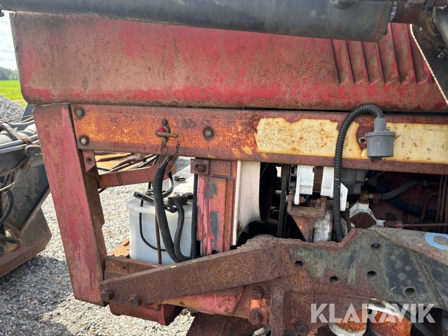 Traktor International 844