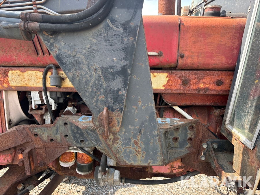 Traktor International 844