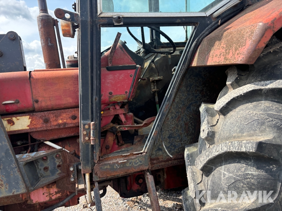 Traktor International 844