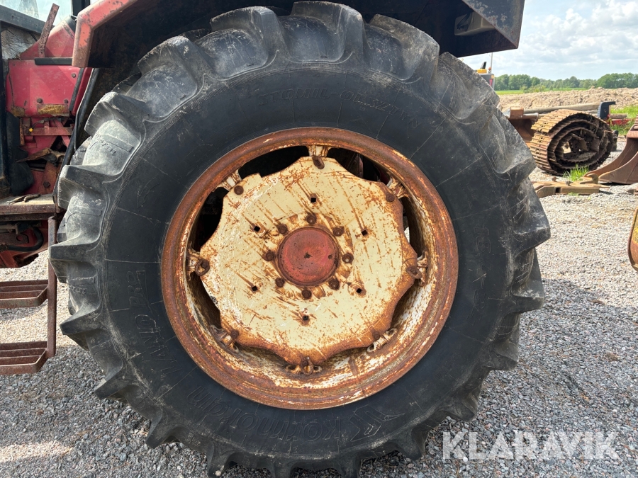 Traktor International 844