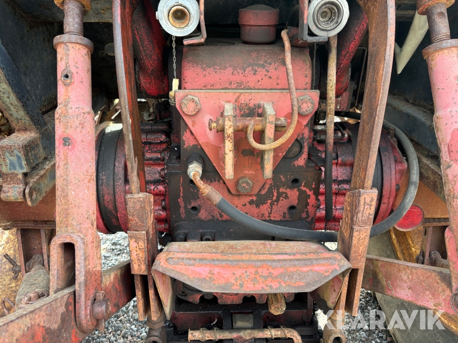 Traktor International 844