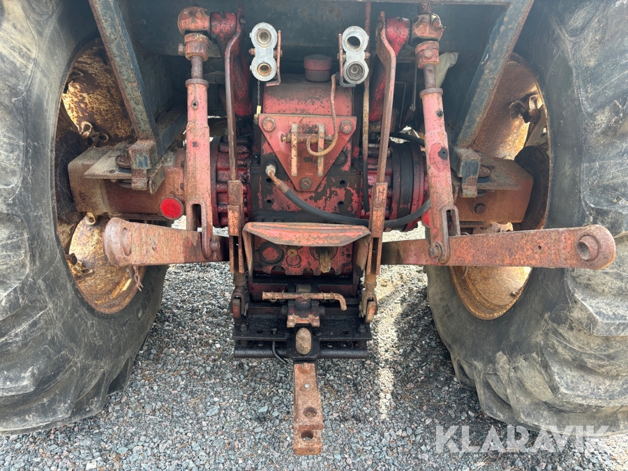 Traktor International 844