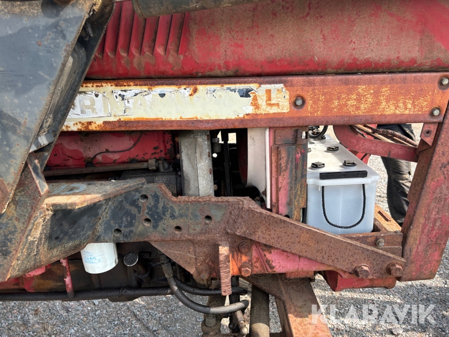 Traktor International 844