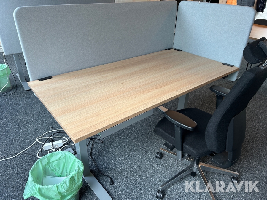 Kontorsbord med stol & avskärmning