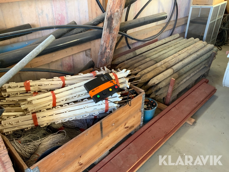 Elstängsel med stolpar och diverse tillbehör