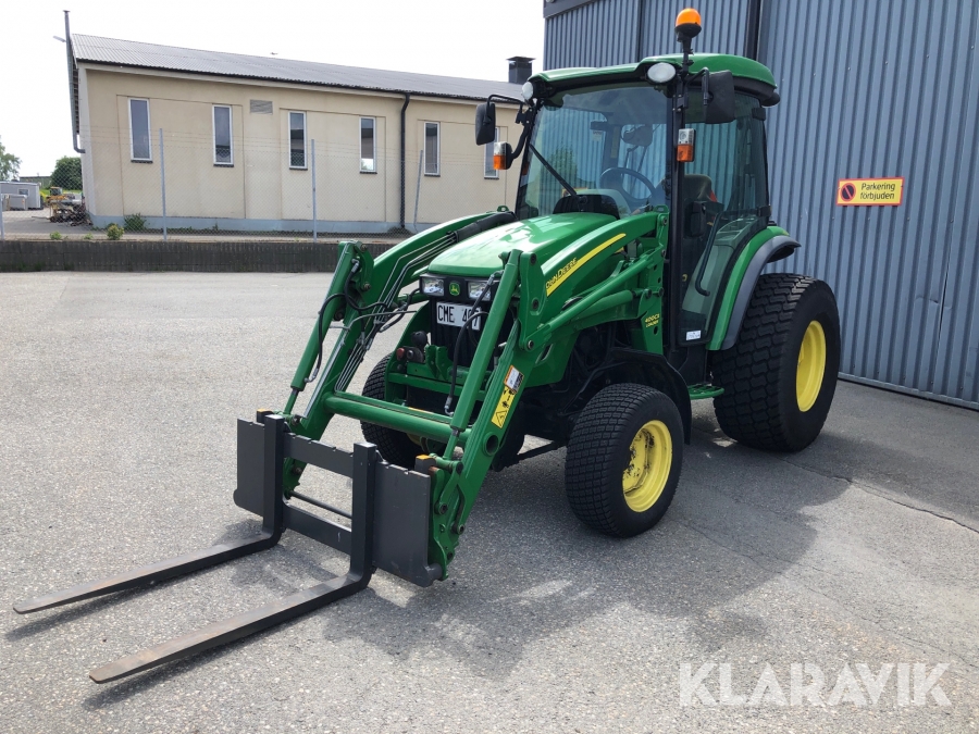 Kompakttraktor John Deere 4720 med frontlastare och flera redskap