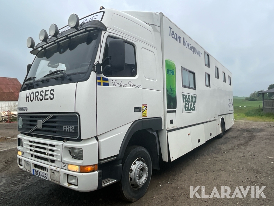 Hästlastbil Volvo FH 12 med bodel och plats för 5 hästar