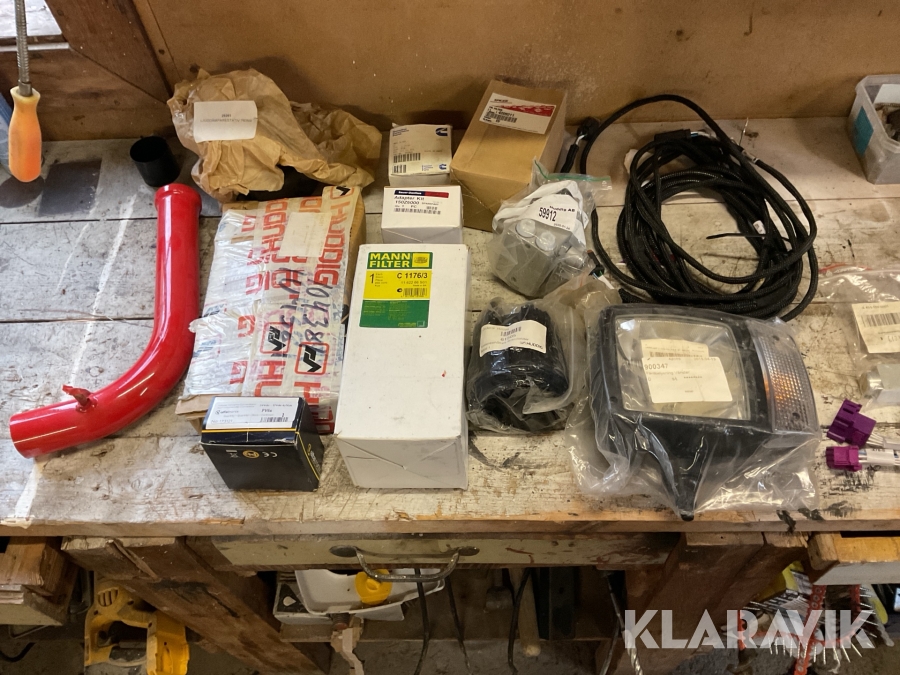 Parti med reservdelar Huddig