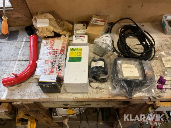 Parti med reservdelar Huddig