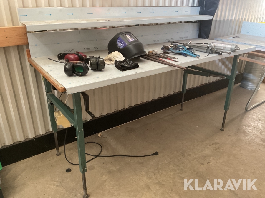 Arbetsbord med diverse utrustning IGAR