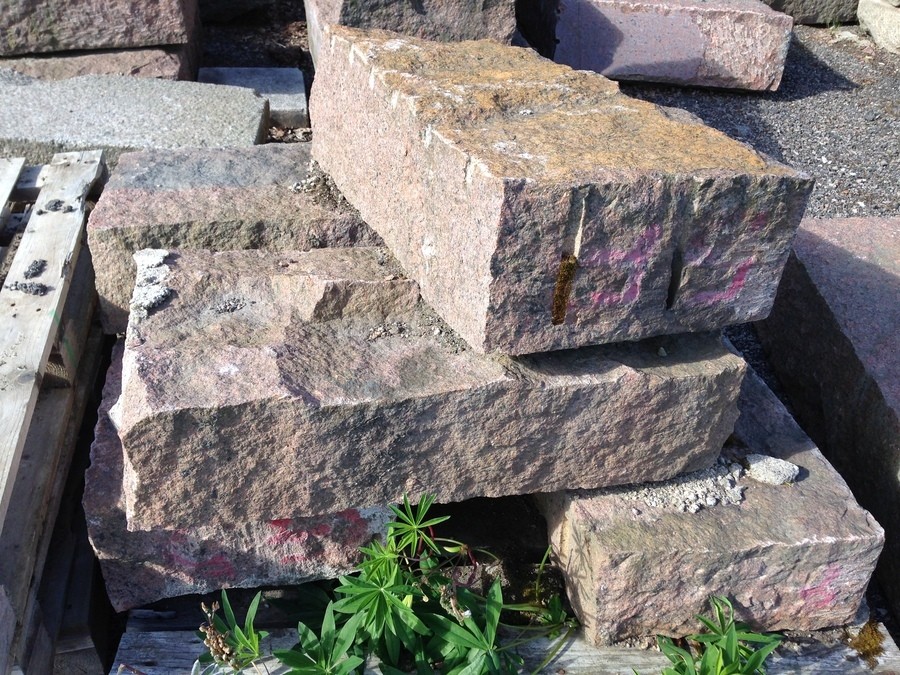 Stora samt blandade granitblock Röd granit säljes i parti