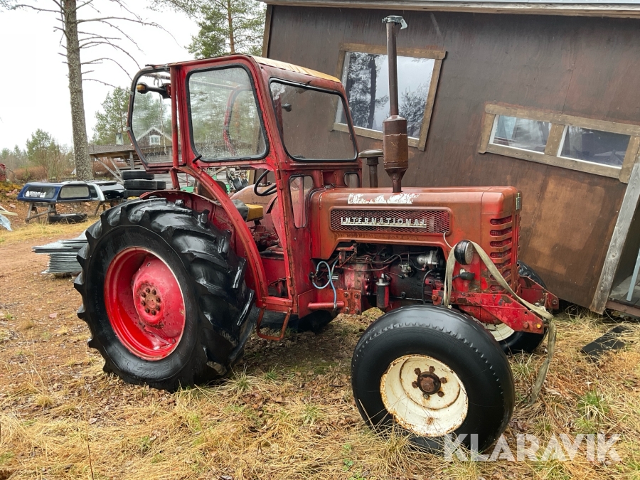 Traktor International Harvester 275